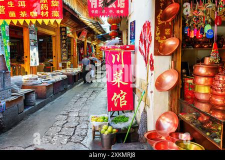 Ustensiles traditionnels chinois faits à la main à la boutique de cadeaux, Lijiang Banque D'Images