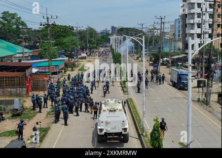 Sylhet, Bangladesh. 18 juillet 2024. Des étudiants protestent en bloquant l’autoroute Sylhet-Sunamganj pour réclamer des réformes des quotas. La police a ensuite tenté d'arrêter et de bloquer les manifestants. Banque D'Images