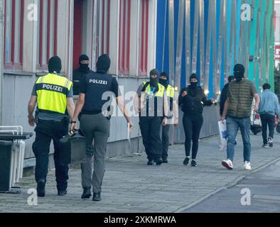 Munich, Allemagne. 24 juillet 2024. Aux premières heures de la matinée, des policiers masqués entrent dans un immeuble de bureaux dans lequel l'Association islamique de Bavière (IVB) possède des locaux. Crédit : Peter Kneffel/dpa/Alamy Live News Banque D'Images