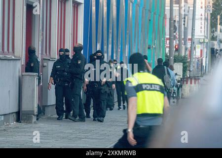 Munich, Allemagne. 24 juillet 2024. Aux premières heures de la matinée, des policiers masqués entrent dans un immeuble de bureaux dans lequel l'Association islamique de Bavière (IVB) possède des locaux. Crédit : Peter Kneffel/dpa/Alamy Live News Banque D'Images