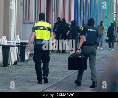 Munich, Allemagne. 24 juillet 2024. Aux premières heures de la matinée, des policiers masqués entrent dans un immeuble de bureaux dans lequel l'Association islamique de Bavière (IVB) possède des locaux. Crédit : Peter Kneffel/dpa/Alamy Live News Banque D'Images