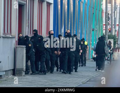 Munich, Allemagne. 24 juillet 2024. Aux premières heures de la matinée, des policiers masqués entrent dans un immeuble de bureaux dans lequel l'Association islamique de Bavière (IVB) possède des locaux. Crédit : Peter Kneffel/dpa/Alamy Live News Banque D'Images