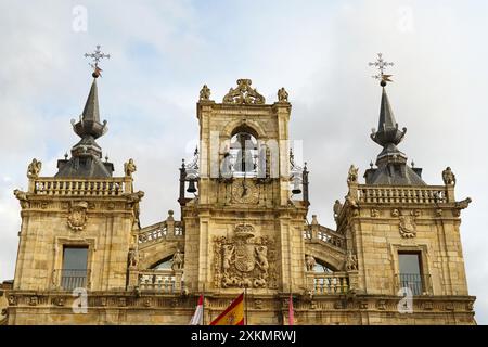 Astorga, Espagne - 3 juin 2023 : vue rapprochée de la façade ornée de l'hôtel de ville d'Astorga, mettant en valeur son imposant clocher avec des détails complexes Banque D'Images