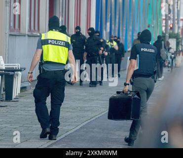 Munich, Allemagne. 24 juillet 2024. Aux premières heures de la matinée, des policiers masqués entrent dans un immeuble de bureaux dans lequel l'Association islamique de Bavière (IVB) possède des locaux. Crédit : Peter Kneffel/dpa/Alamy Live News Banque D'Images