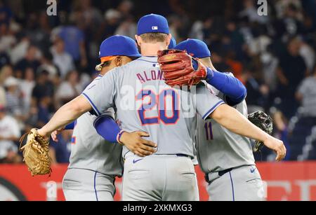 Bronx, États-Unis. 23 juillet 2024. New York mets Pete Alonso célèbre avec ses coéquipiers après le match contre les Yankees de New York au Yankee Stadium le mardi 23 juillet 2024 à New York. Les mets battent les Yankees 3-2. Photo de John Angelillo/UPI crédit : UPI/Alamy Live News Banque D'Images