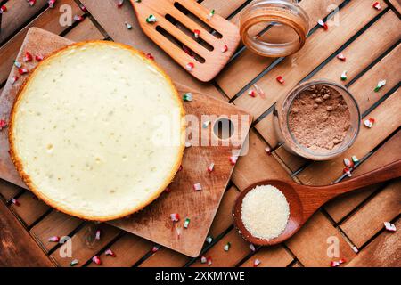Vue de dessus de délicieux cheesecake fraîchement cuit sur planche de bois Banque D'Images
