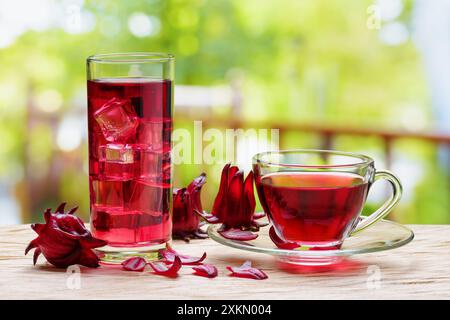 Tasse de thé hibiscus chaud magenta et la même boisson froide Banque D'Images