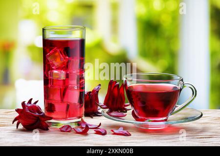 Tasse de thé hibiscus chaud (oseille rouge) et la même boisson froide Banque D'Images