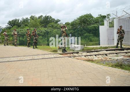 Des responsables de la sécurité de la Border Security Force (BSF) assurent une sécurité renforcée et patrouillent la ligne ferroviaire Inde-Bangladesh dans la région de Nischinta pur, en guise de précaution aux manifestations anti-quotas en cours dans le pays voisin, le Bangladesh. Agartala. Tripura, Inde. Banque D'Images