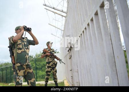 Des responsables de la sécurité de la Border Security Force (BSF) assurent une sécurité renforcée et patrouillent la ligne ferroviaire Inde-Bangladesh dans la région de Nischinta pur, en guise de précaution aux manifestations anti-quotas en cours dans le pays voisin, le Bangladesh. Agartala. Tripura, Inde. Banque D'Images