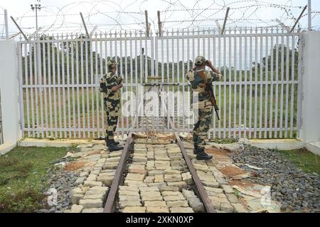 Des responsables de la sécurité de la Border Security Force (BSF) assurent une sécurité renforcée et patrouillent la ligne ferroviaire Inde-Bangladesh dans la région de Nischinta pur, en guise de précaution aux manifestations anti-quotas en cours dans le pays voisin, le Bangladesh. Agartala. Tripura, Inde. Banque D'Images