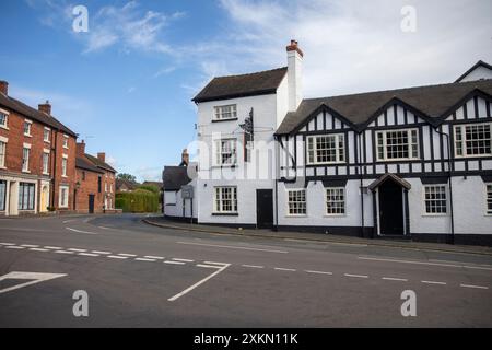 Hodnet village dans la campagne du Shropshire, la maison publique Bear Inn et l'hôtel, établi comme un 16ème siècle Coaching Inn Shropshire, Angleterre, Royaume-Uni Banque D'Images