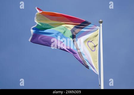 Dossier photo datée du 28/05/23 d'un drapeau Pride. Un ensemble de lignes directrices inédites en son genre pour les soins aux personnes transgenres avant et après une chirurgie générale a recommandé un langage inclusif de genre et la prise en compte de la question de savoir si un patient devrait être hébergé dans une seule chambre plutôt que dans une salle. Date d'émission : mercredi 24 juillet 2024. Banque D'Images