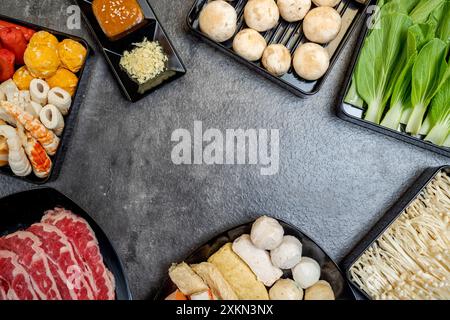 Une variété d'aliments sont exposés sur une table, y compris de la viande, des légumes et des fruits de mer. La présentation est colorée et appétissante, avec un mélange de Banque D'Images