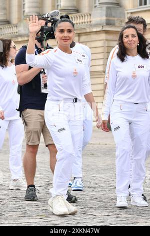 Versailles, France. 23 juillet 2024. Salma Hayek pose lors du relais de la flamme des Jeux Olympiques de Paris le 23 juillet 2024 à Versailles. Paris accueillera les Jeux olympiques d'été du 26 juillet au 11 août 2024. Photo de Laurent Zabulon/ABACAPRESS. COM Credit : Abaca Press/Alamy Live News Banque D'Images