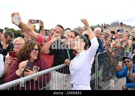 Versailles, France. 23 juillet 2024. Salma Hayek pose lors du relais de la flamme des Jeux Olympiques de Paris le 23 juillet 2024 à Versailles. Paris accueillera les Jeux olympiques d'été du 26 juillet au 11 août 2024. Photo de Laurent Zabulon/ABACAPRESS. COM Credit : Abaca Press/Alamy Live News Banque D'Images