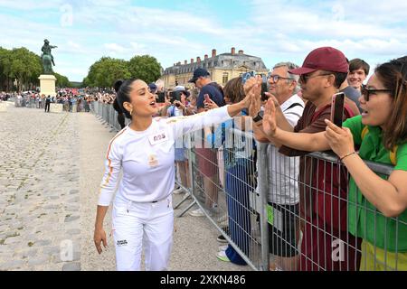 Versailles, France. 23 juillet 2024. Salma Hayek pose lors du relais de la flamme des Jeux Olympiques de Paris le 23 juillet 2024 à Versailles. Paris accueillera les Jeux olympiques d'été du 26 juillet au 11 août 2024. Photo de Laurent Zabulon/ABACAPRESS. COM Credit : Abaca Press/Alamy Live News Banque D'Images