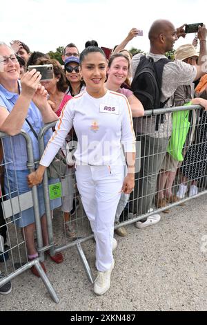 Versailles, France. 23 juillet 2024. Salma Hayek pose lors du relais de la flamme des Jeux Olympiques de Paris le 23 juillet 2024 à Versailles. Paris accueillera les Jeux olympiques d'été du 26 juillet au 11 août 2024. Photo de Laurent Zabulon/ABACAPRESS. COM Credit : Abaca Press/Alamy Live News Banque D'Images