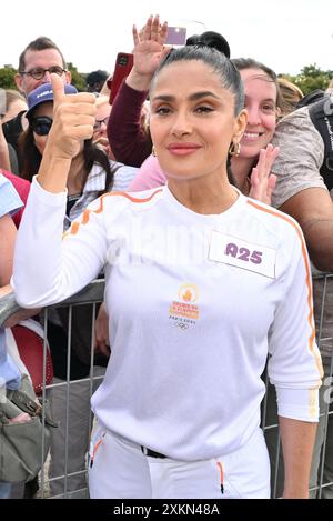 Versailles, France. 23 juillet 2024. Salma Hayek pose lors du relais de la flamme des Jeux Olympiques de Paris le 23 juillet 2024 à Versailles. Paris accueillera les Jeux olympiques d'été du 26 juillet au 11 août 2024. Photo de Laurent Zabulon/ABACAPRESS. COM Credit : Abaca Press/Alamy Live News Banque D'Images