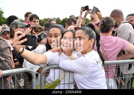 Versailles, France. 23 juillet 2024. Salma Hayek pose lors du relais de la flamme des Jeux Olympiques de Paris le 23 juillet 2024 à Versailles. Paris accueillera les Jeux olympiques d'été du 26 juillet au 11 août 2024. Photo de Laurent Zabulon/ABACAPRESS. COM Credit : Abaca Press/Alamy Live News Banque D'Images