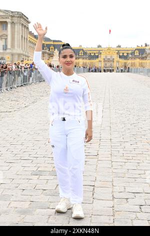 Versailles, France. 23 juillet 2024. Salma Hayek pose lors du relais de la flamme des Jeux Olympiques de Paris le 23 juillet 2024 à Versailles. Paris accueillera les Jeux olympiques d'été du 26 juillet au 11 août 2024. Photo de Laurent Zabulon/ABACAPRESS. COM Credit : Abaca Press/Alamy Live News Banque D'Images