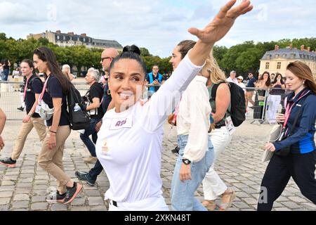 Versailles, France. 23 juillet 2024. Salma Hayek pose lors du relais de la flamme des Jeux Olympiques de Paris le 23 juillet 2024 à Versailles. Paris accueillera les Jeux olympiques d'été du 26 juillet au 11 août 2024. Photo de Laurent Zabulon/ABACAPRESS. COM Credit : Abaca Press/Alamy Live News Banque D'Images