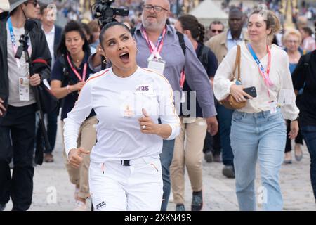 Versailles, France. 23 juillet 2024. Salma Hayek pose lors du relais de la flamme des Jeux Olympiques de Paris le 23 juillet 2024 à Versailles. Paris accueillera les Jeux olympiques d'été du 26 juillet au 11 août 2024. Photo de Laurent Zabulon/ABACAPRESS. COM Credit : Abaca Press/Alamy Live News Banque D'Images