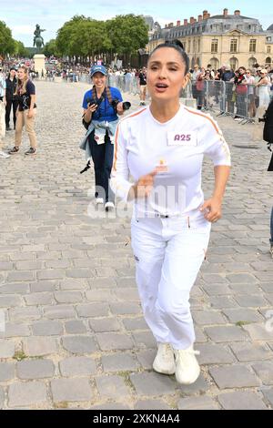 Versailles, France. 23 juillet 2024. Salma Hayek pose lors du relais de la flamme des Jeux Olympiques de Paris le 23 juillet 2024 à Versailles. Paris accueillera les Jeux olympiques d'été du 26 juillet au 11 août 2024. Photo de Laurent Zabulon/ABACAPRESS. COM Credit : Abaca Press/Alamy Live News Banque D'Images