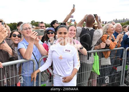 Versailles, France. 23 juillet 2024. Salma Hayek pose lors du relais de la flamme des Jeux Olympiques de Paris le 23 juillet 2024 à Versailles. Paris accueillera les Jeux olympiques d'été du 26 juillet au 11 août 2024. Photo de Laurent Zabulon/ABACAPRESS. COM Credit : Abaca Press/Alamy Live News Banque D'Images