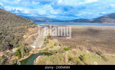 Photographie aérienne par drone de la rivière Tumut et du barrage et mur de Blowing dans la région des Snowy Mountains près de la ville de Tumut Banque D'Images