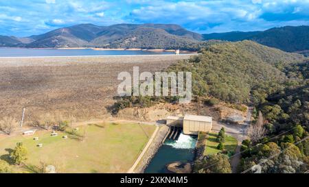 Photographie aérienne par drone de la rivière Tumut et du barrage et mur de Blowing dans la région des Snowy Mountains près de la ville de Tumut Banque D'Images