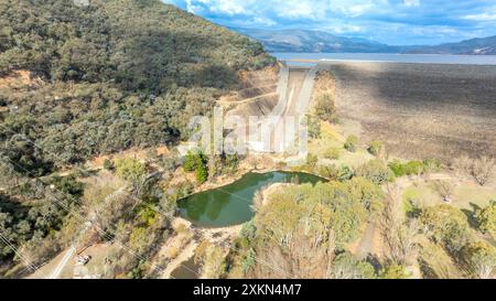 Photographie aérienne par drone de la rivière Tumut et du barrage et mur de Blowing dans la région des Snowy Mountains près de la ville de Tumut Banque D'Images