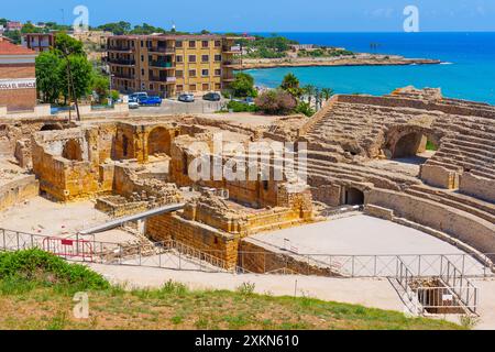 Tarragone, Espagne - 15 juillet 2024 : vestiges de ruines anciennes avec vue sur la côte et bâtiments à Tarragone, Espagne. Banque D'Images