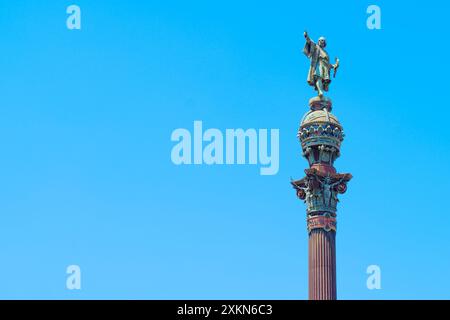 Barcelone, Espagne - 16 juillet 2024 : monument de Colomb avec une statue pointant vers la mer isolée sur un fond bleu propre avec espace de copie. Banque D'Images