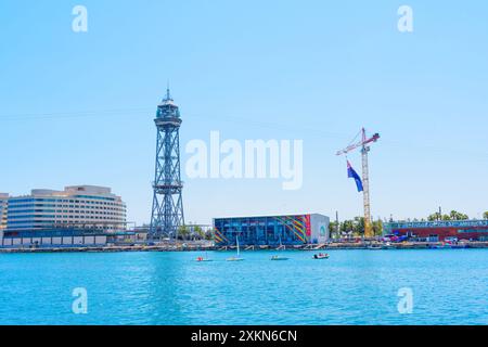 Vue sur la tour du tramway aérien de Port Vell près du port et des bâtiments. Banque D'Images