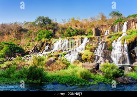 Vue panoramique sur la cascade naturelle en automne Banque D'Images