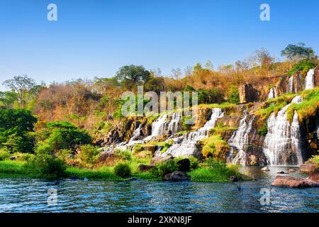 Belle vue sur la cascade naturelle et la piscine en automne Banque D'Images