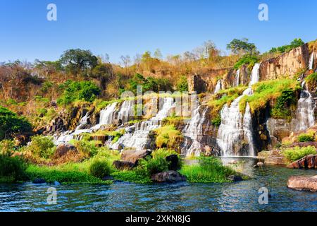 Vue imprenable sur la cascade naturelle en automne Banque D'Images