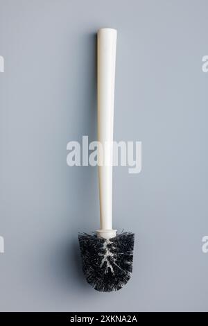 Brosse pour toilettes. Brosse wc blanche sur fond gris. Vue de dessus. Banque D'Images