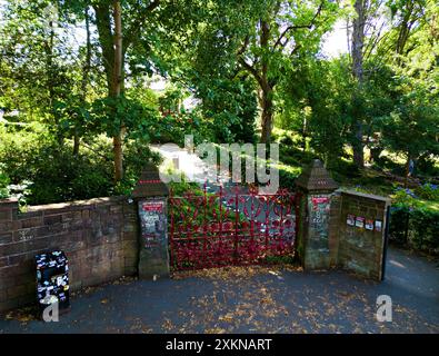 Vue aérienne des portes à l'entrée de Strawberry Field, rendu célèbre par le chant des Beatles. Banque D'Images