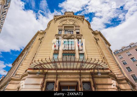 Lyon, France. 11 juin 2024. Vue en bas angle de la façade du Palais de la Mutualité construite par l'architecte Clermont entre 1910 et 1913 Banque D'Images