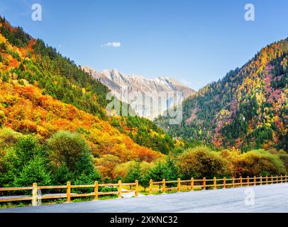 Vue sur la montagne depuis la route dans la réserve naturelle de Jiuzhaigou, Chine Banque D'Images