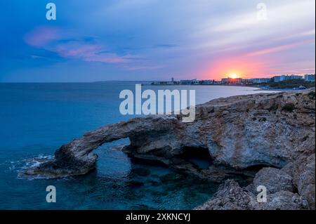 Coucher de soleil sur le Pont des amoureux à Ayia Napa, Chypre. Banque D'Images