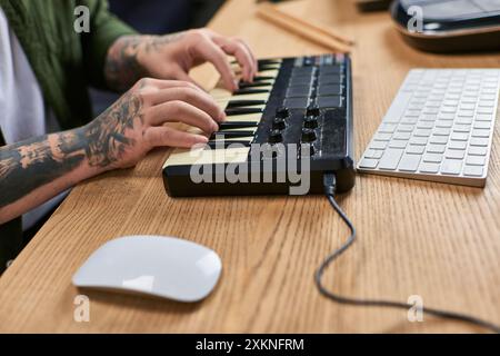 Gros plan des mains d'un homme asiatique jouant du clavier dans un studio. Banque D'Images