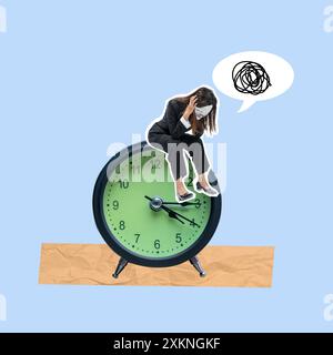 Une femme est assise sur une horloge avec un visage vert. L'horloge est réglée à 10 h 30. La femme est dans un état de détresse ou de panique, comme si elle était RU Banque D'Images