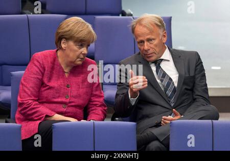 Archivfoto : Juergen TRITTIN wird AM 25. Juli 2024 70 Jahre alt, Bundeskanzlerin Angela MERKEL l/CDU im gespraech mit Juergen TRITTIN Fraktionsvorsitzender Buendnis 90/Die Gruenen Regierungserklaerung zur Energiepolitik Plenarsitzung des Deutschen Bundestag à Berlin AM 09.06.2011 *** ARCHIVE PHOTO Juergen TRITTIN aura 70 ans le 25 juillet 2024, la chancelière Angela MERKEL l CDU en conversation avec Juergen TRITTIN, chef du groupe parlementaire Buendnis 90 Die Gruenen Déclaration du gouvernement sur la politique énergétique session plénière du Bundestag allemand à Berlin le 09 06 2011 Banque D'Images