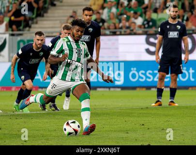 Budapest, Hongrie. 23 juillet 2024. Marquinhos de Ferencvarosi TC marque depuis le point de penalty lors du deuxième tour de qualification de la Ligue des champions de l'UEFA entre Ferencvaros et les New Saints à Groupama Arena le 23 juillet 2024 à Budapest, en Hongrie. Crédit : Laszlo Szirtesi/Alamy Live News Banque D'Images