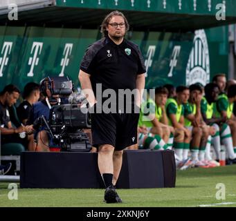 Budapest, Hongrie. 23 juillet 2024. Craig Harrison, entraîneur-chef du New Saints FC, semble déçu lors du deuxième match de qualification de la 1ère manche de l'UEFA Champions League entre Ferencvaros et les New Saints au Groupama Arena le 23 juillet 2024 à Budapest, en Hongrie. Crédit : Laszlo Szirtesi/Alamy Live News Banque D'Images