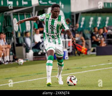 Budapest, Hongrie. 23 juillet 2024. Adama Traore du Ferencvarosi TC contrôle le ballon lors du deuxième tour de qualification de la Ligue des champions de l'UEFA, match de 1ère manche entre Ferencvaros et les New Saints à Groupama Arena le 23 juillet 2024 à Budapest, en Hongrie. Crédit : Laszlo Szirtesi/Alamy Live News Banque D'Images