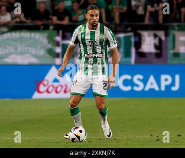 Budapest, Hongrie. 23 juillet 2024. Cebrails Makreckis de Ferencvarosi TC contrôle le ballon lors du deuxième tour de qualification de la Ligue des champions de l'UEFA entre Ferencvaros et les New Saints à Groupama Arena le 23 juillet 2024 à Budapest, en Hongrie. Crédit : Laszlo Szirtesi/Alamy Live News Banque D'Images